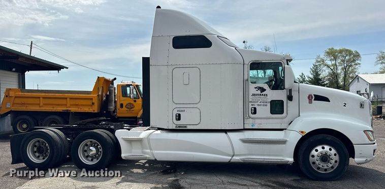 image for item DU3468 2013 Kenworth T660 semi truck
