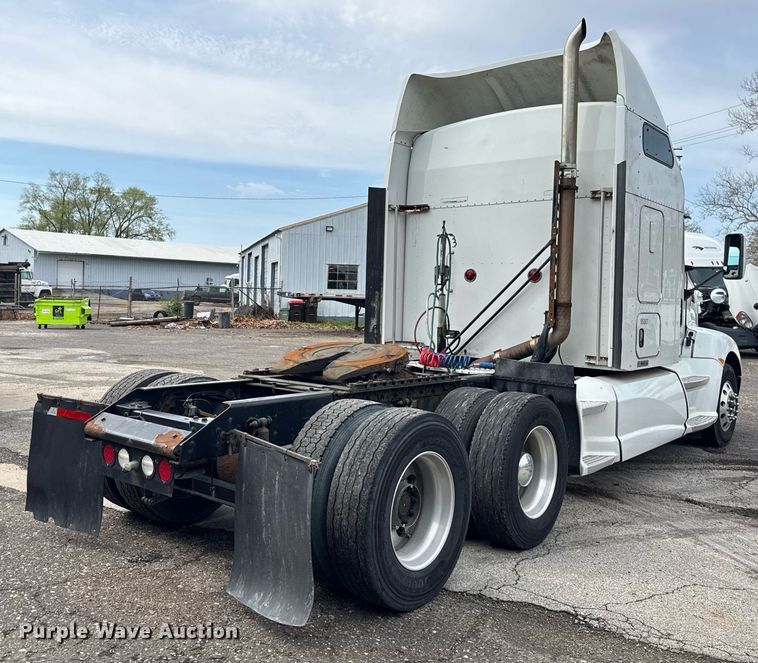 image for item DU3468 2013 Kenworth T660 semi truck