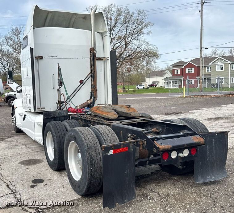 image for item DU3468 2013 Kenworth T660 semi truck