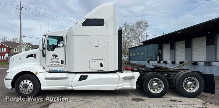 image for item DU3468 2013 Kenworth T660 semi truck