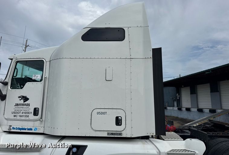 image for item DU3468 2013 Kenworth T660 semi truck