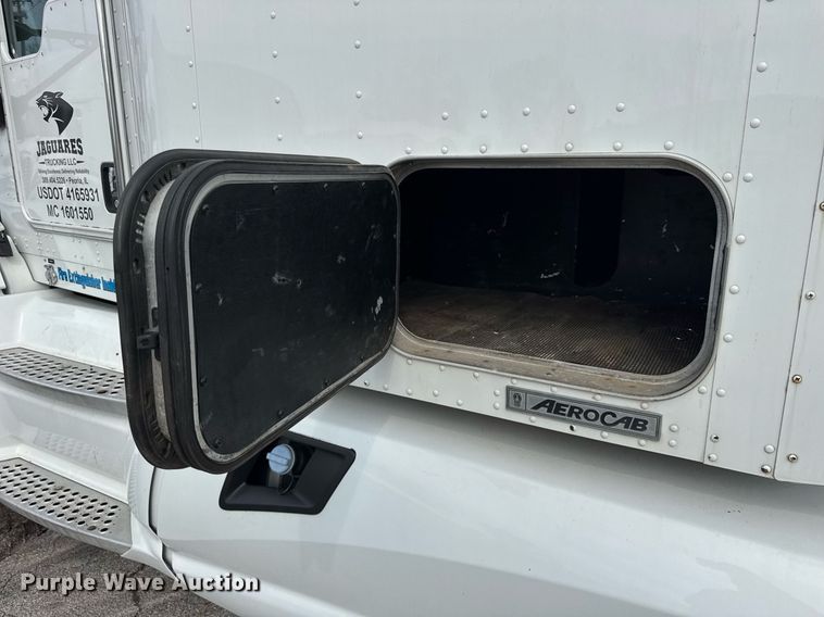 image for item DU3468 2013 Kenworth T660 semi truck