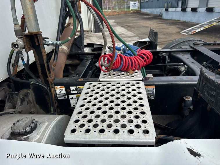 image for item DU3468 2013 Kenworth T660 semi truck