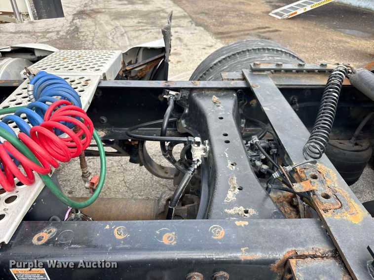 image for item DU3468 2013 Kenworth T660 semi truck