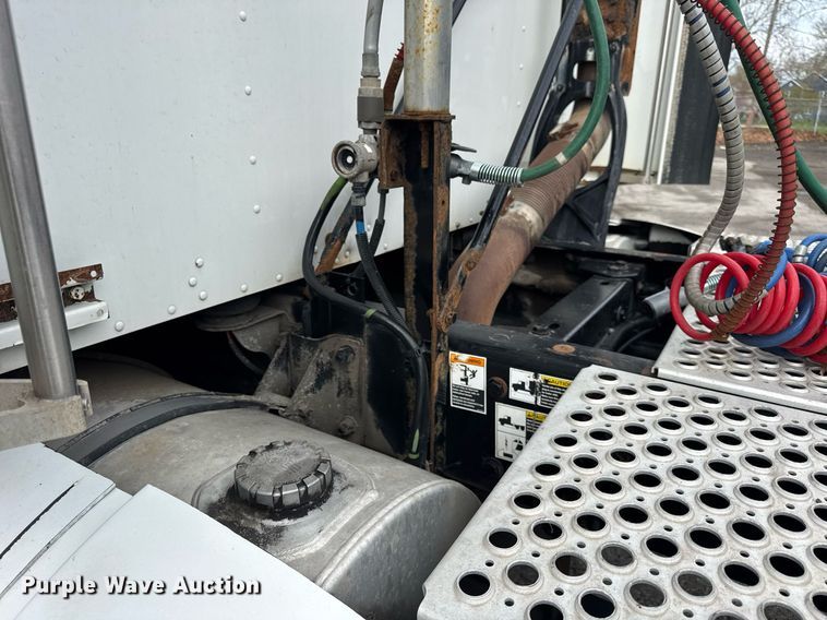 image for item DU3468 2013 Kenworth T660 semi truck