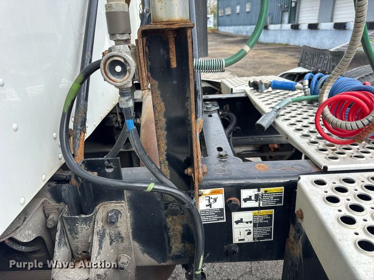 image for item DU3468 2013 Kenworth T660 semi truck