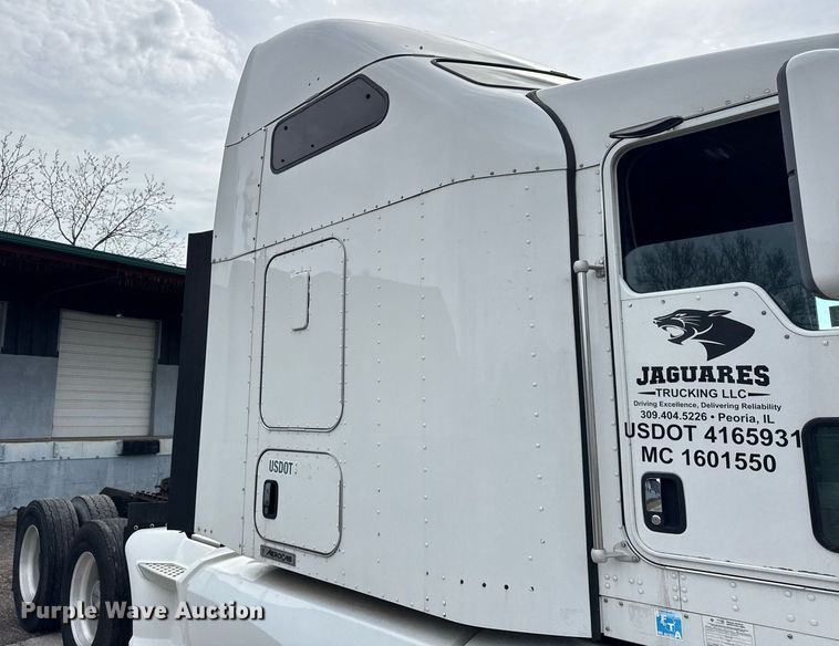 image for item DU3468 2013 Kenworth T660 semi truck