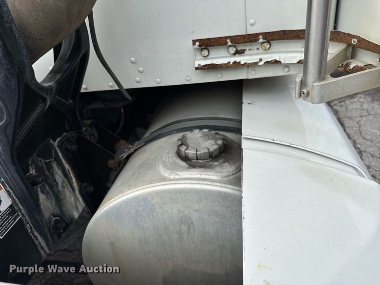 image for item DU3468 2013 Kenworth T660 semi truck