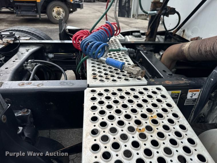 image for item DU3468 2013 Kenworth T660 semi truck