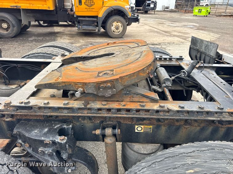 image for item DU3468 2013 Kenworth T660 semi truck