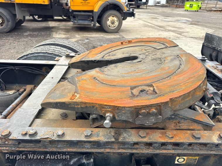 image for item DU3468 2013 Kenworth T660 semi truck