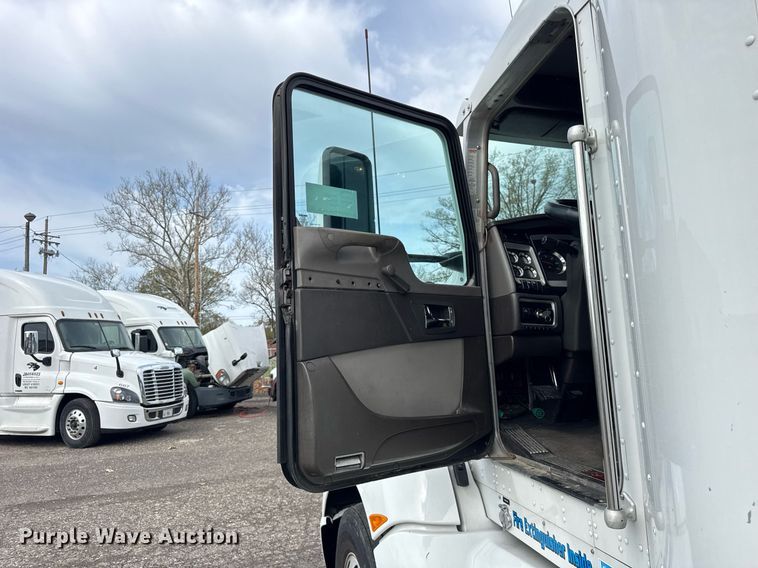 image for item DU3468 2013 Kenworth T660 semi truck