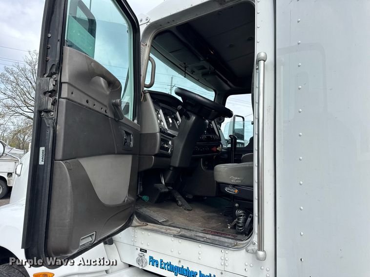 image for item DU3468 2013 Kenworth T660 semi truck