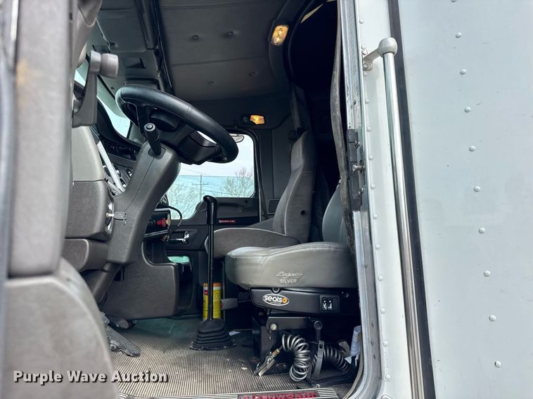 image for item DU3468 2013 Kenworth T660 semi truck