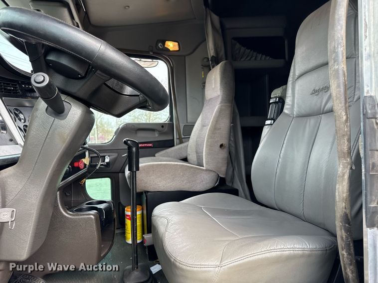 image for item DU3468 2013 Kenworth T660 semi truck