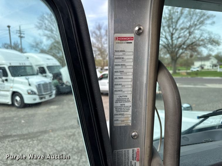 image for item DU3468 2013 Kenworth T660 semi truck