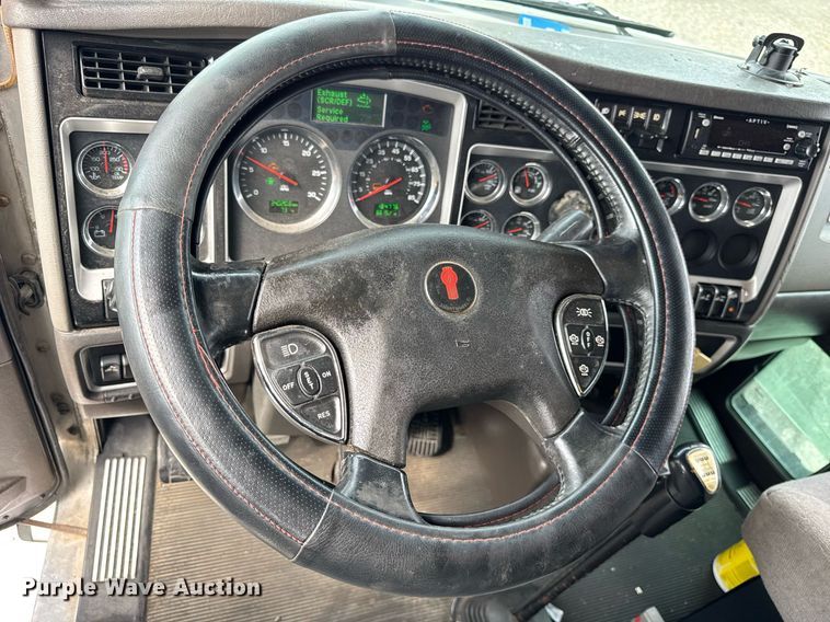 image for item DU3468 2013 Kenworth T660 semi truck