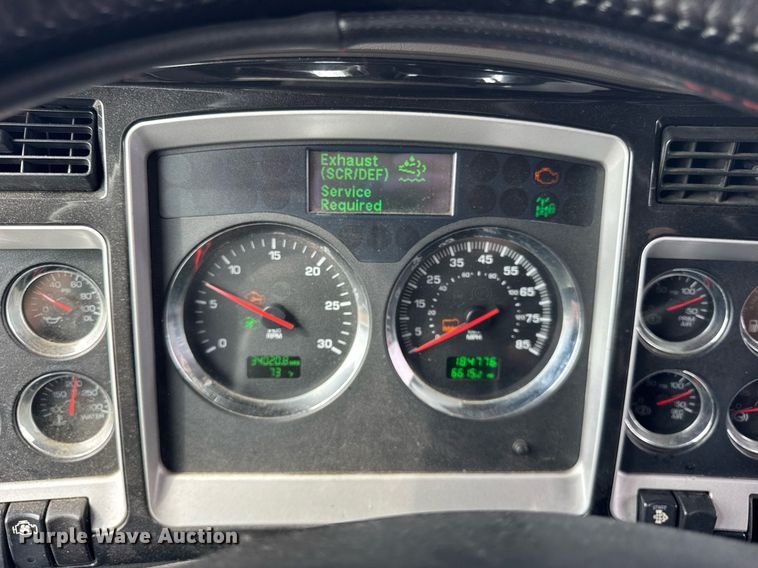 image for item DU3468 2013 Kenworth T660 semi truck