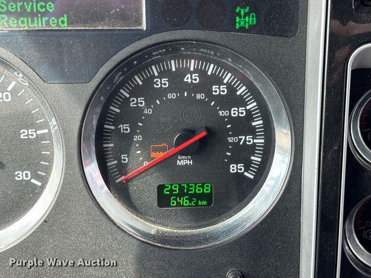 image for item DU3468 2013 Kenworth T660 semi truck