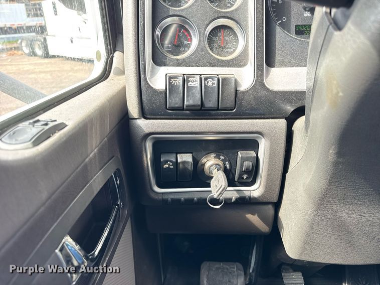 image for item DU3468 2013 Kenworth T660 semi truck