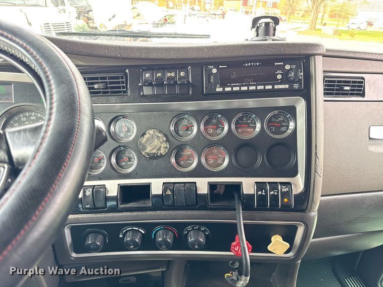 image for item DU3468 2013 Kenworth T660 semi truck