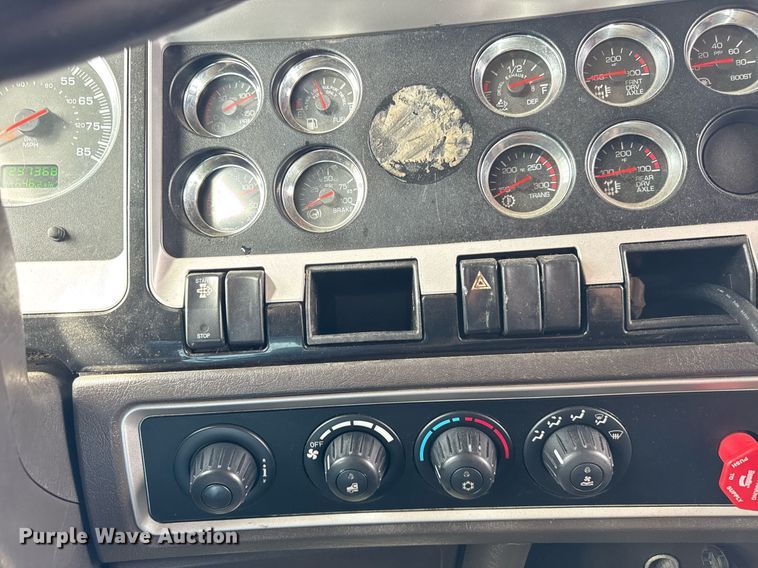 image for item DU3468 2013 Kenworth T660 semi truck