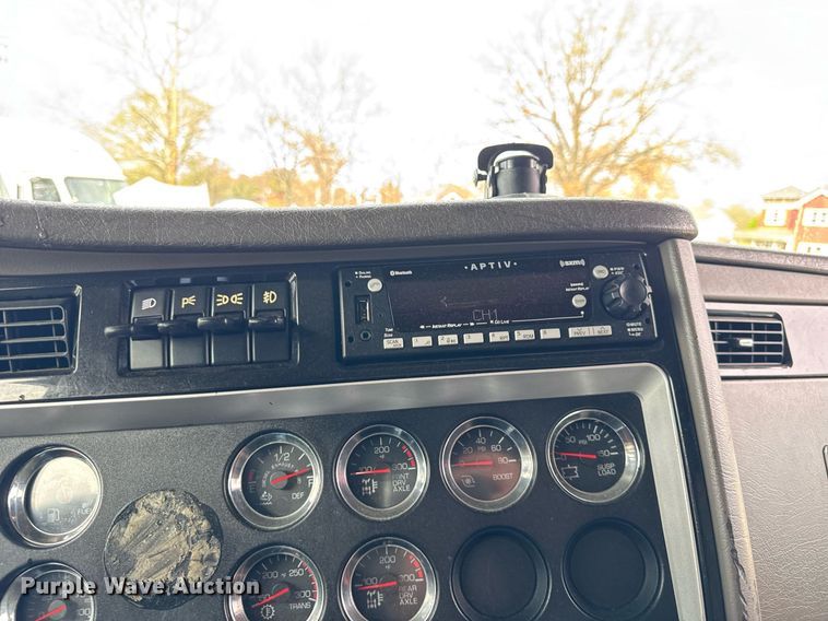 image for item DU3468 2013 Kenworth T660 semi truck