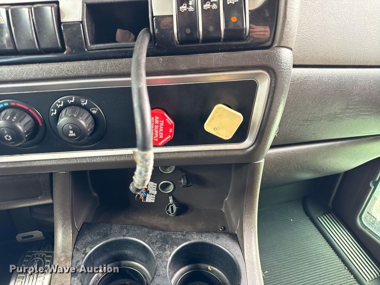 image for item DU3468 2013 Kenworth T660 semi truck