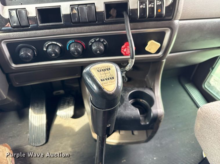 image for item DU3468 2013 Kenworth T660 semi truck