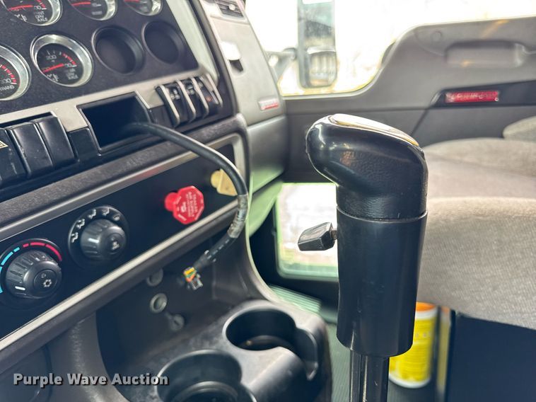 image for item DU3468 2013 Kenworth T660 semi truck