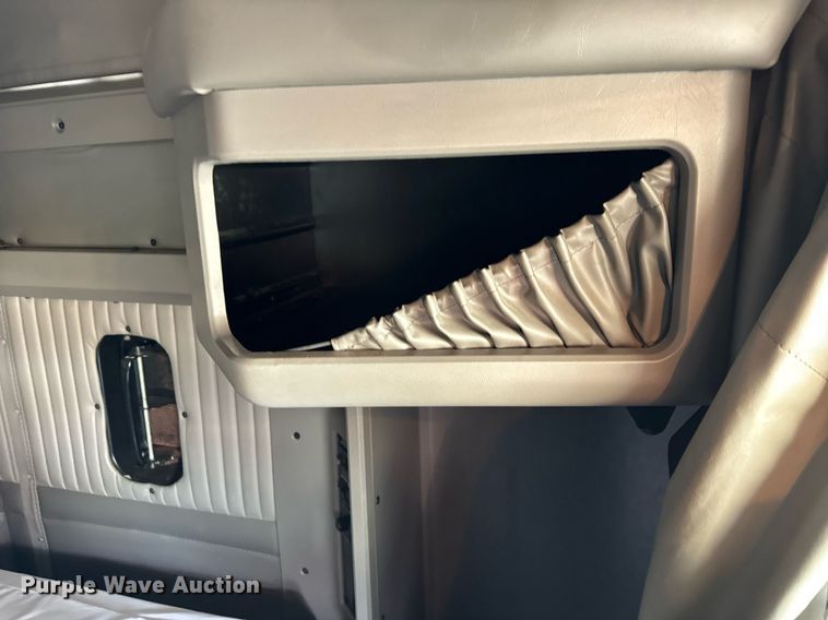 image for item DU3468 2013 Kenworth T660 semi truck