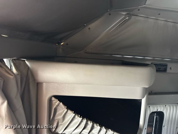 image for item DU3468 2013 Kenworth T660 semi truck