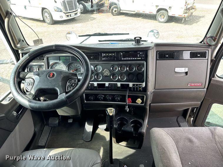 image for item DU3468 2013 Kenworth T660 semi truck