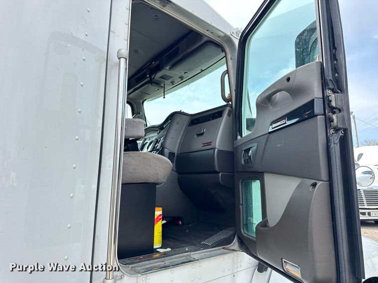 image for item DU3468 2013 Kenworth T660 semi truck