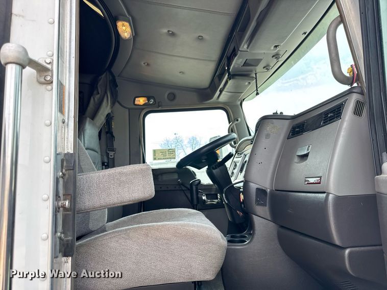 image for item DU3468 2013 Kenworth T660 semi truck