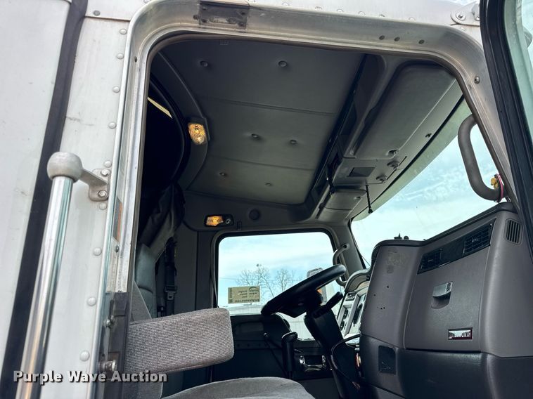 image for item DU3468 2013 Kenworth T660 semi truck