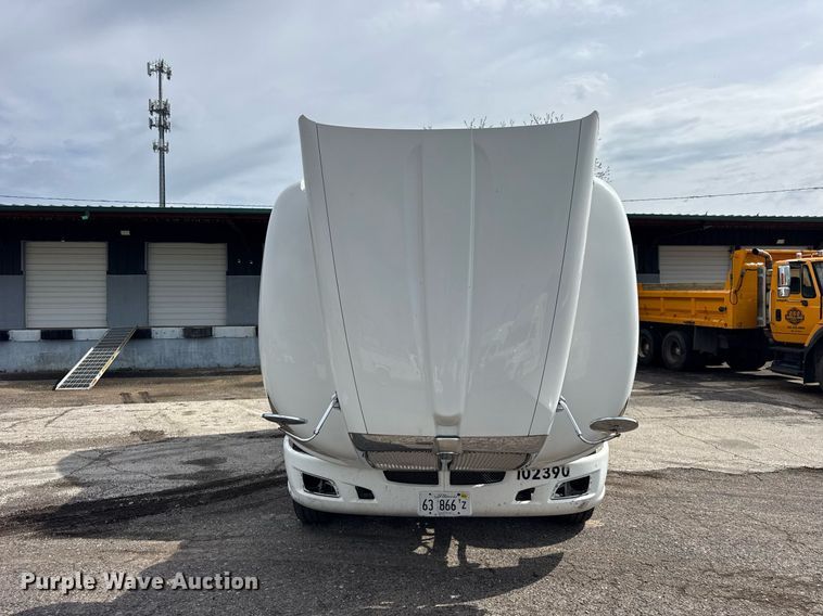 image for item DU3468 2013 Kenworth T660 semi truck