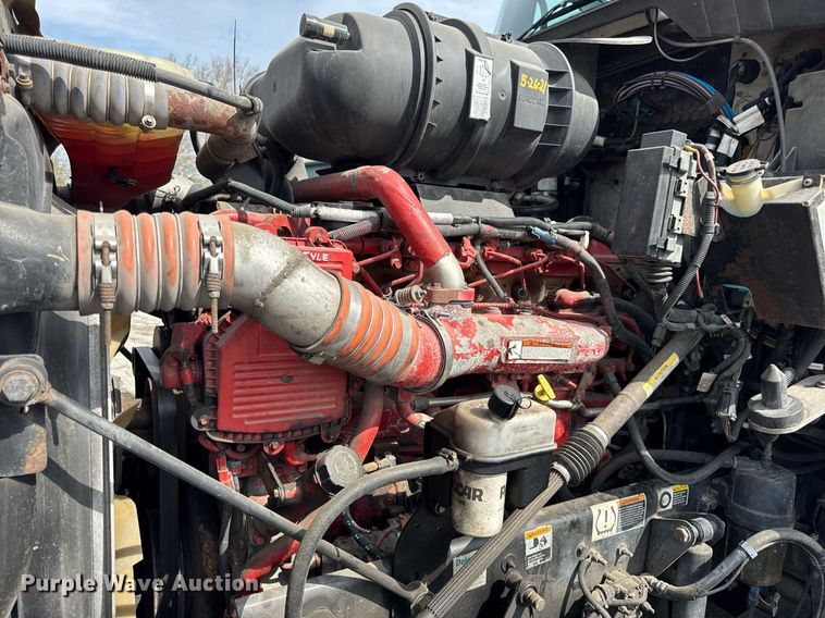 image for item DU3468 2013 Kenworth T660 semi truck