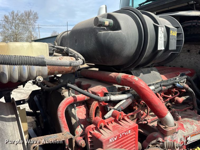 image for item DU3468 2013 Kenworth T660 semi truck