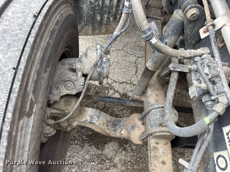 image for item DU3468 2013 Kenworth T660 semi truck