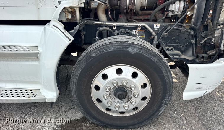 image for item DU3468 2013 Kenworth T660 semi truck