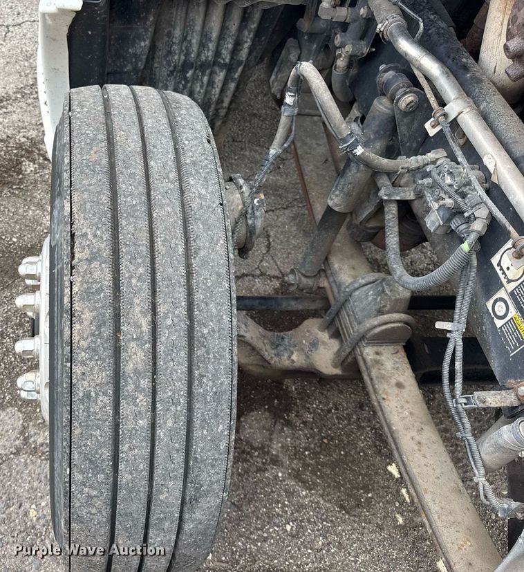 image for item DU3468 2013 Kenworth T660 semi truck