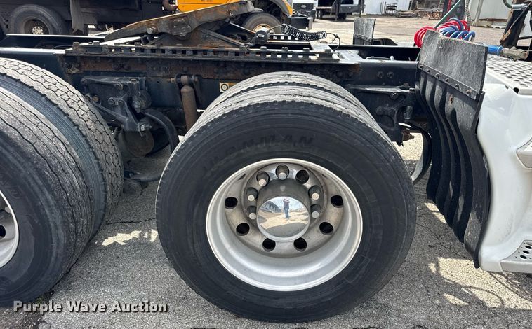 image for item DU3468 2013 Kenworth T660 semi truck