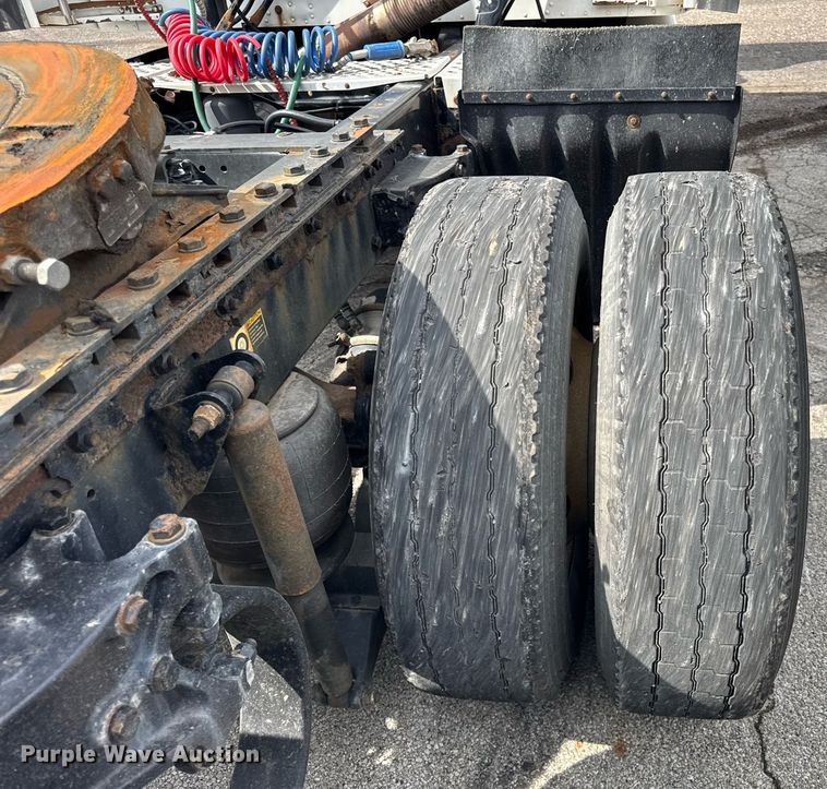 image for item DU3468 2013 Kenworth T660 semi truck