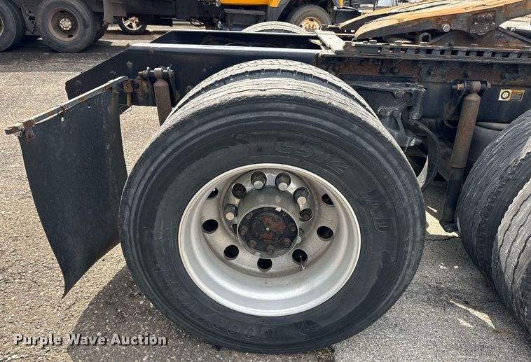 image for item DU3468 2013 Kenworth T660 semi truck