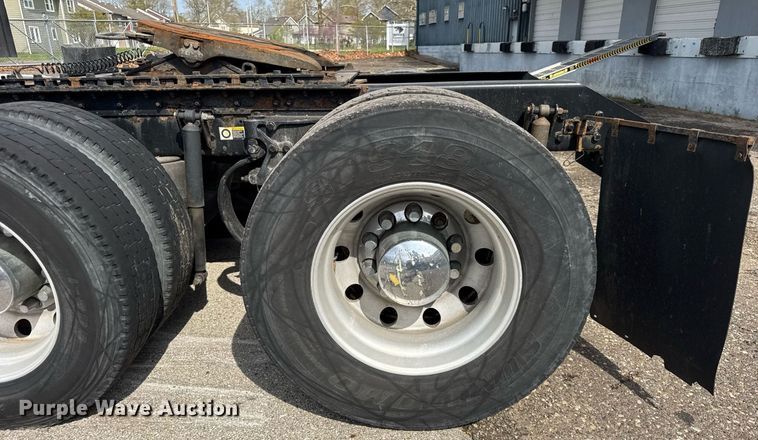 image for item DU3468 2013 Kenworth T660 semi truck