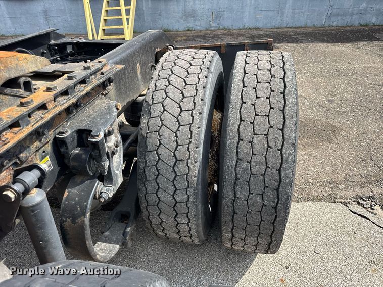 image for item DU3468 2013 Kenworth T660 semi truck