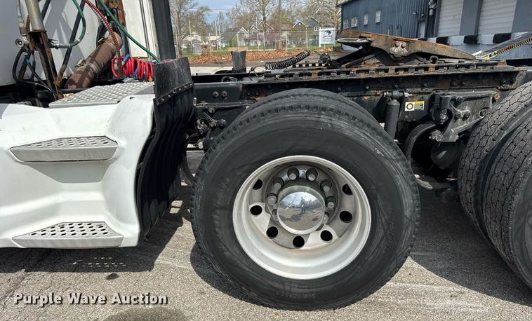 image for item DU3468 2013 Kenworth T660 semi truck