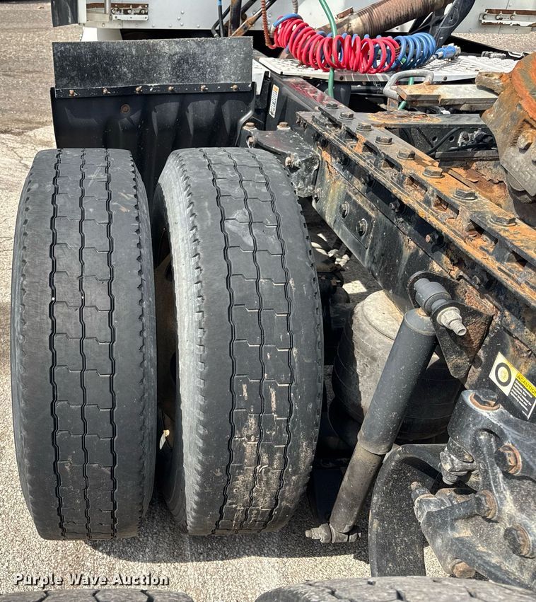 image for item DU3468 2013 Kenworth T660 semi truck