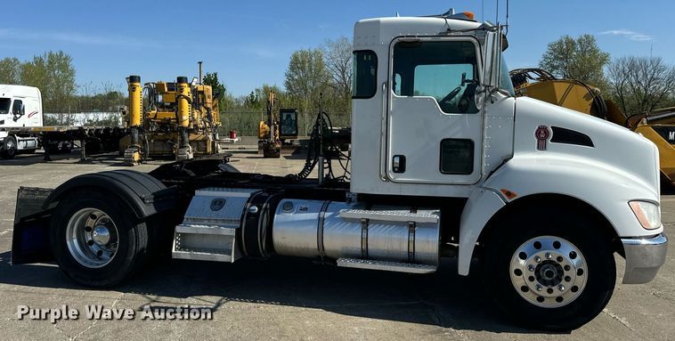 image for item DV1962 2016 Kenworth T370 semi truck